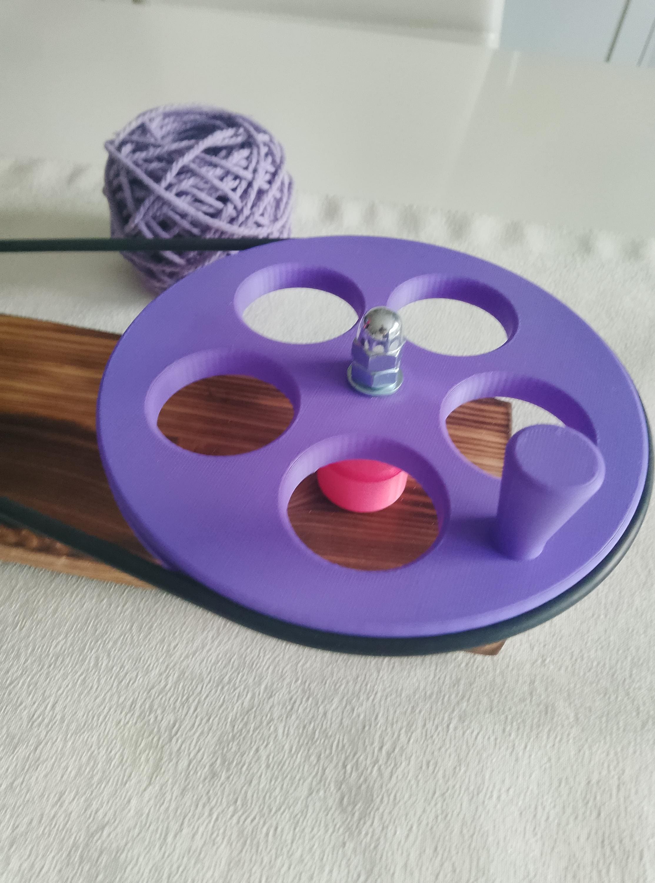 Großer Wollwickler – 3D-gedruckt mit geflammter Base & Tischklammer