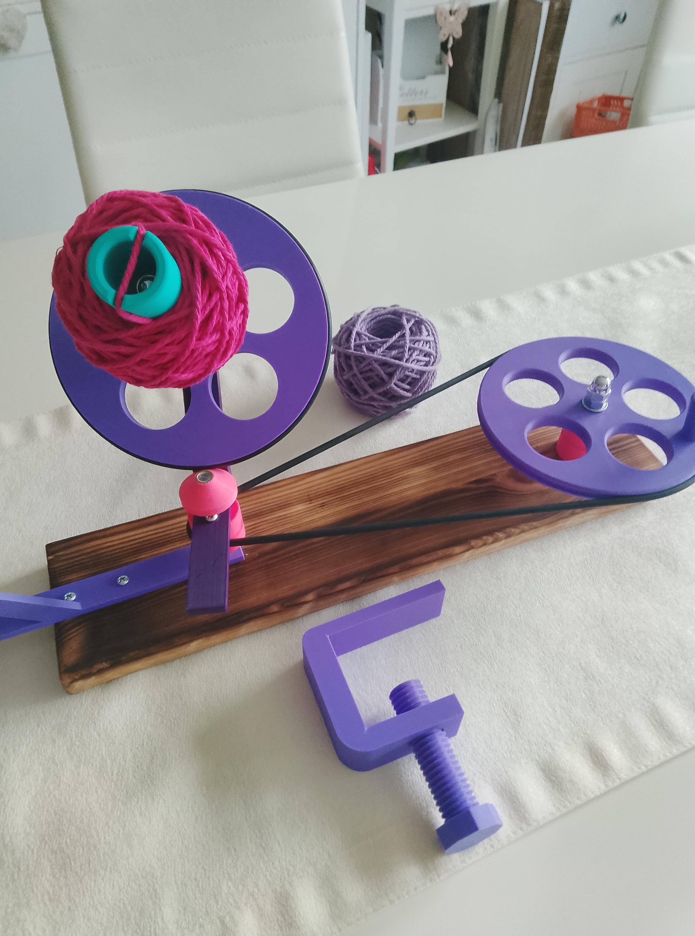 Großer Wollwickler – 3D-gedruckt mit geflammter Base & Tischklammer