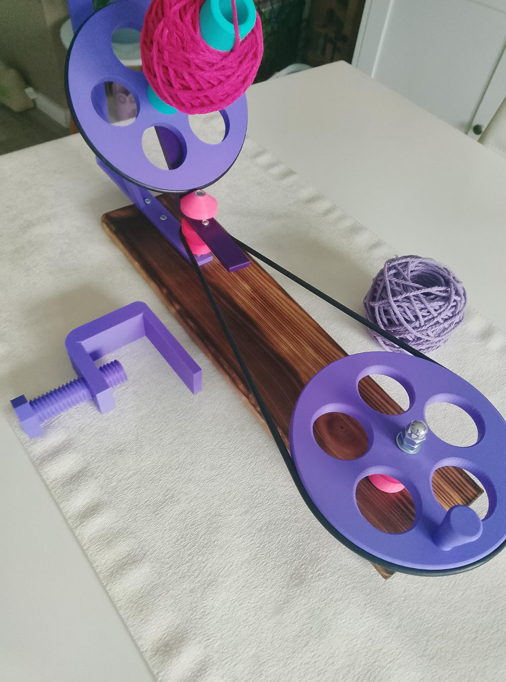 Großer Wollwickler – 3D-gedruckt mit geflammter Base & Tischklammer