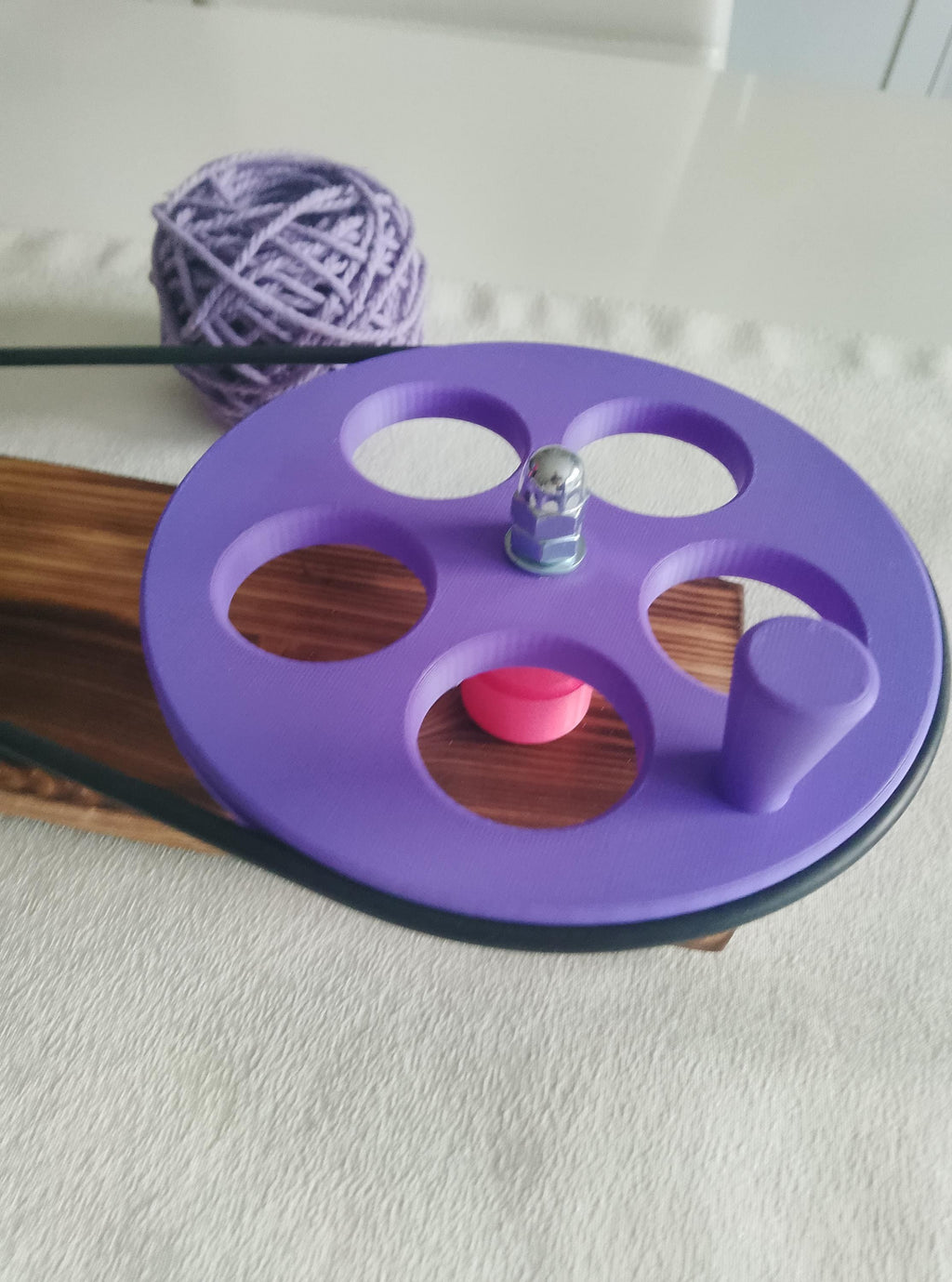 Großer Wollwickler – 3D-gedruckt mit geflammter Base & Tischklammer