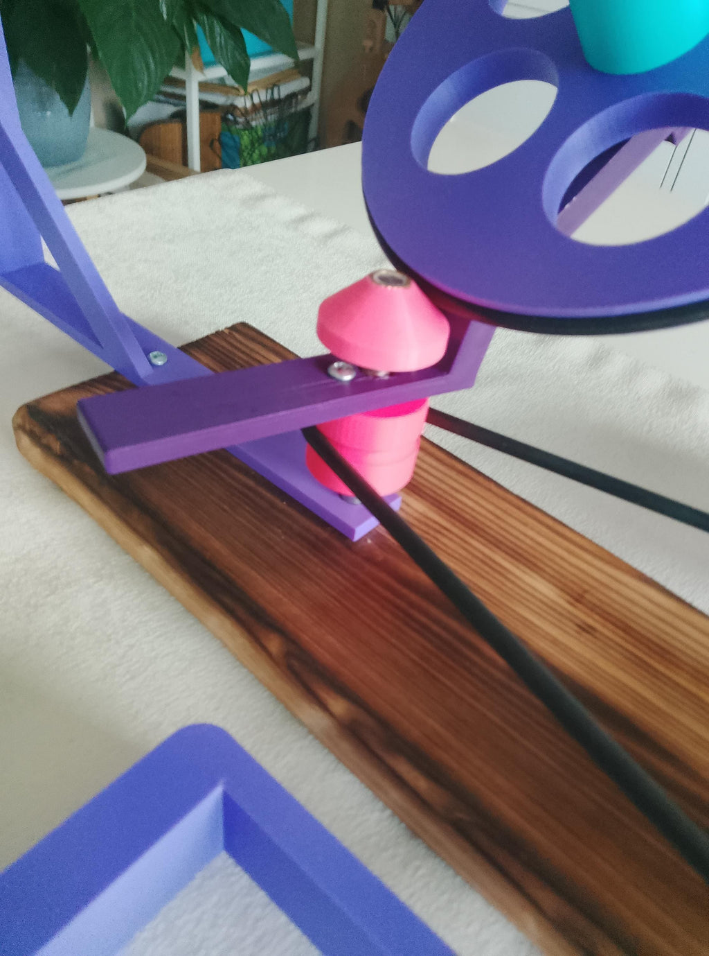 Großer Wollwickler – 3D-gedruckt mit geflammter Base & Tischklammer